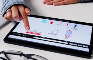 Une femme en train de commander sur un site e-commerce avec sa tablette